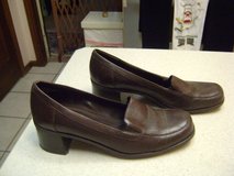 Ladies Like New Size 9M Outstanding Leather Shoes in Luke AFB, Arizona